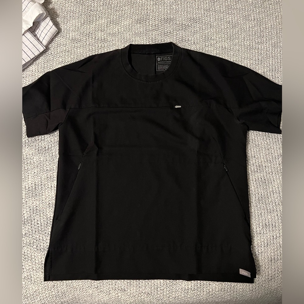 Figs Black scrub top with kangaroo pocket size XS